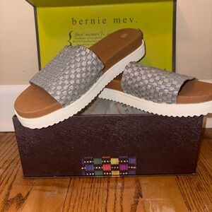 bernie mev. Women's Woven Gray and White Sandals